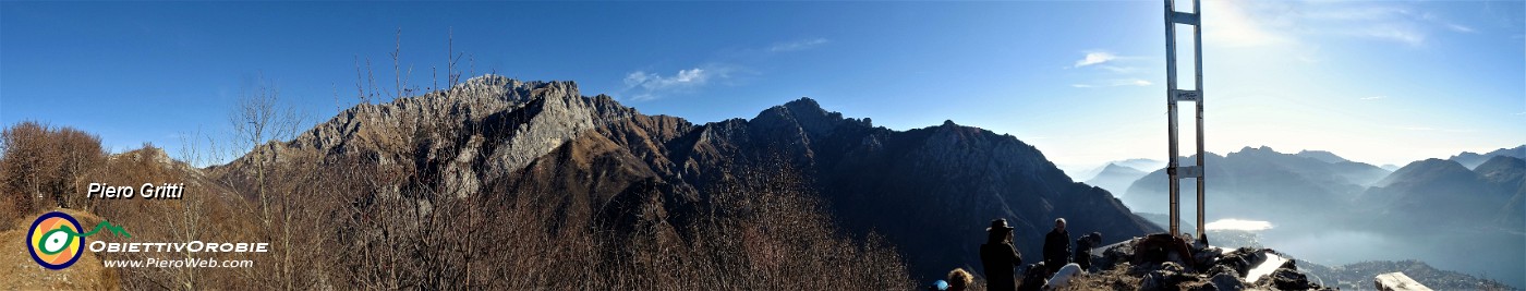 56 Panoramica dalla vetta dello Zucco Sileggio verso le Grigne.jpg